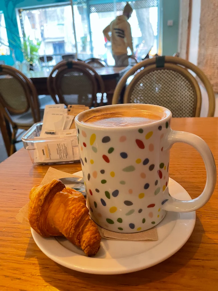 Desayuno con café y croissant en Kohsi