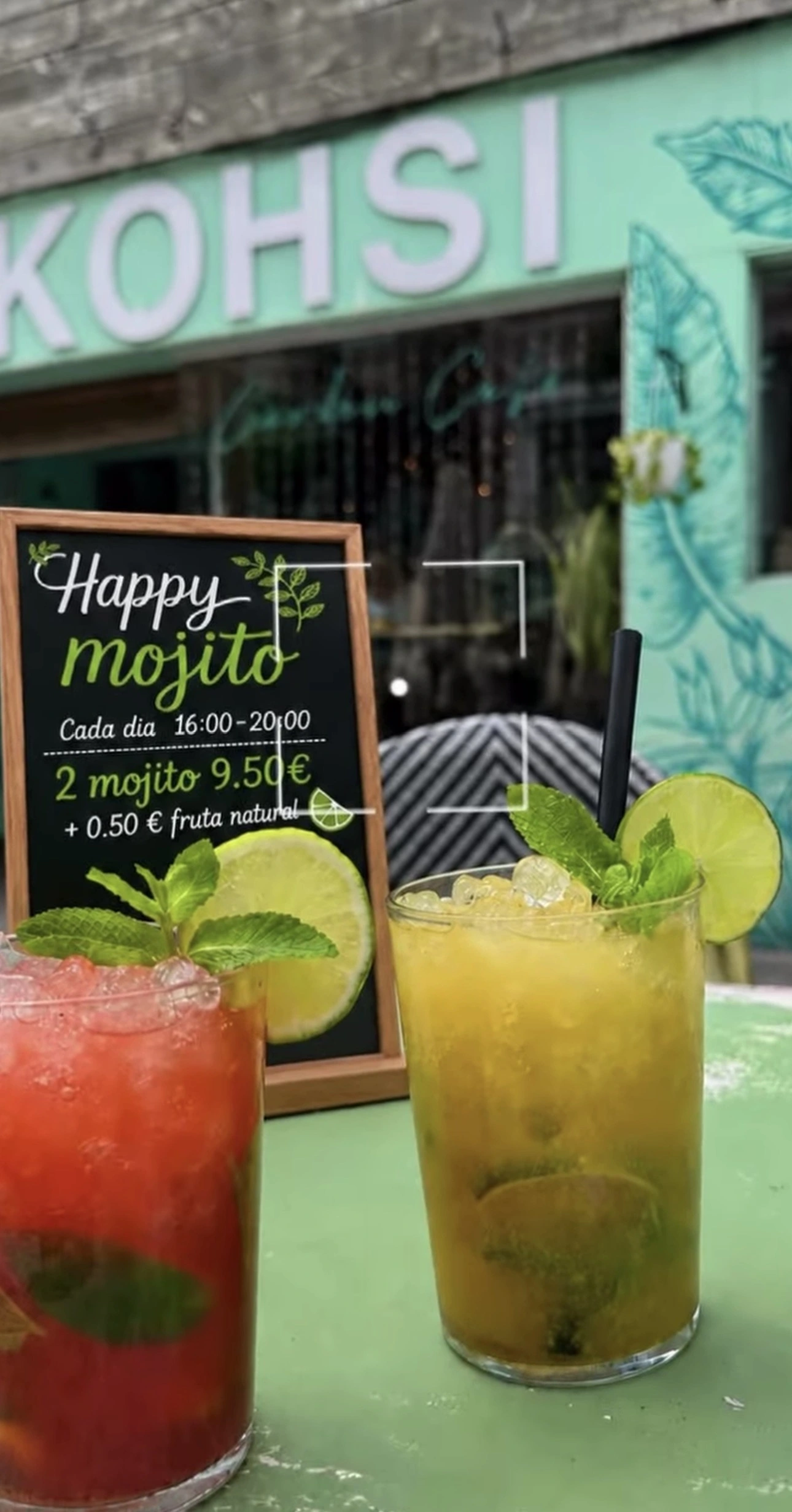 Dos mojitos en la terraza de Kohsi con el cartel Happy Mojito