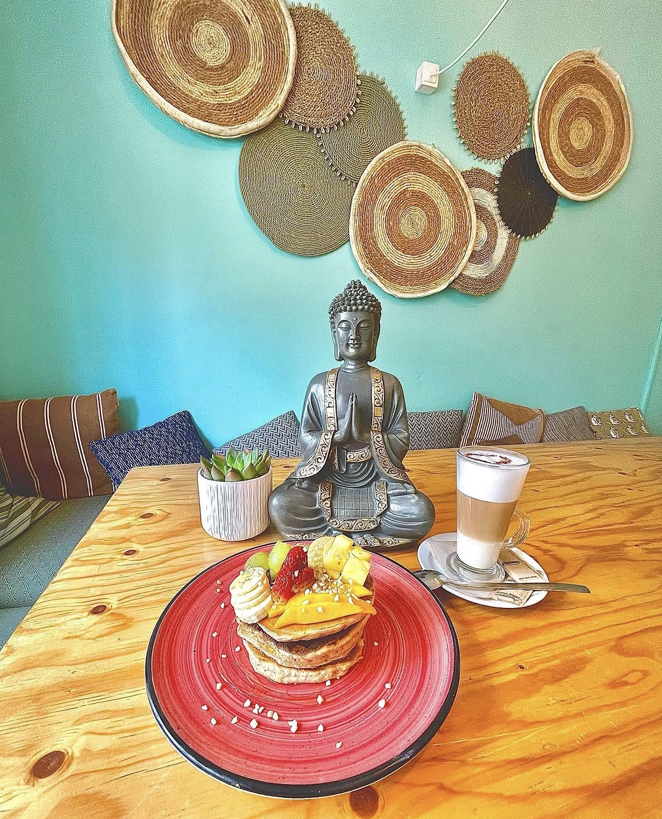 Pancakes deluxe de Kohsi con fruta y latte
