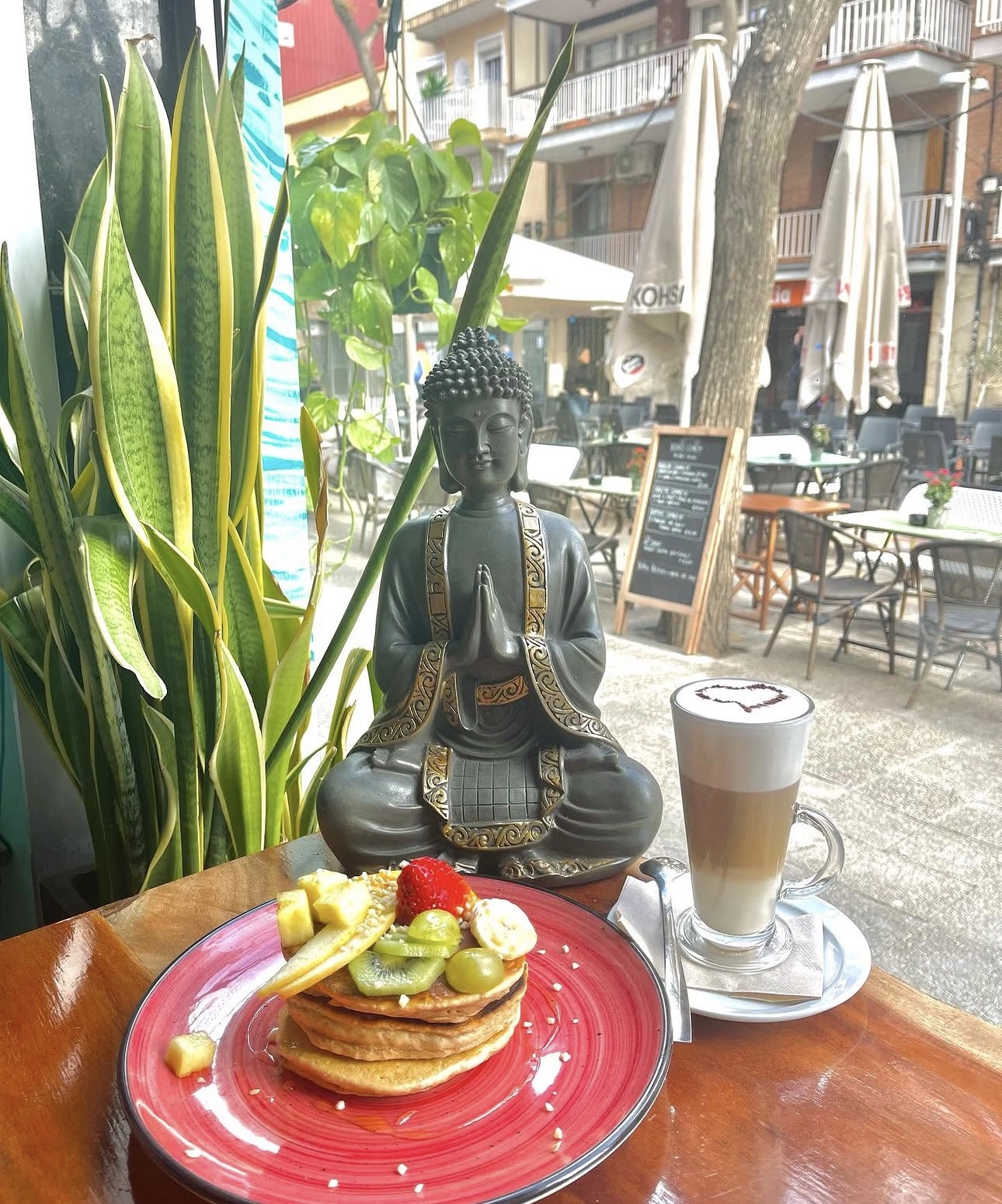 Pancakes en la ventana de Kohsi con vistas a la terraza exterior
