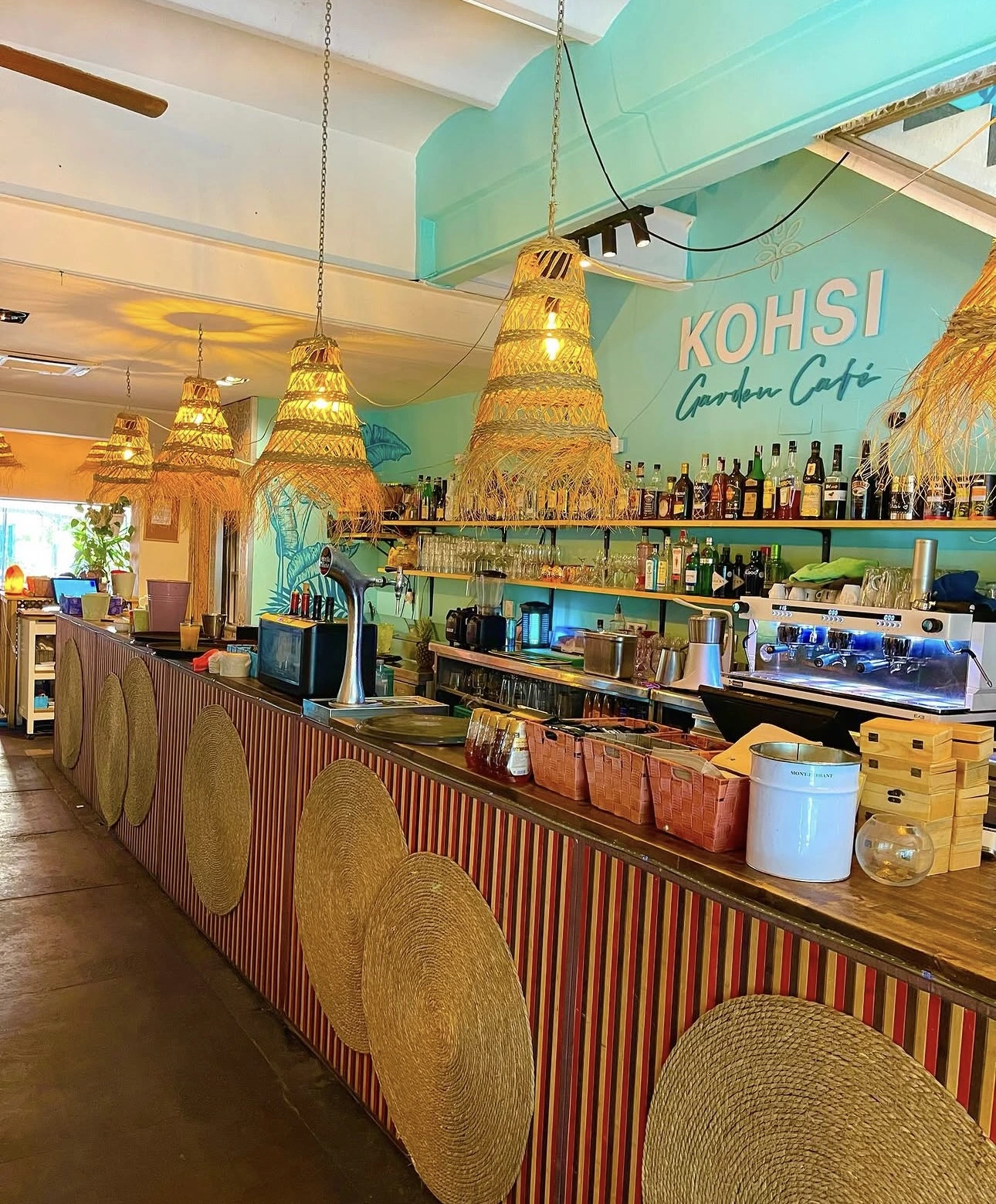 Barra de Kohsi Garden Café con lámparas de mimbre
