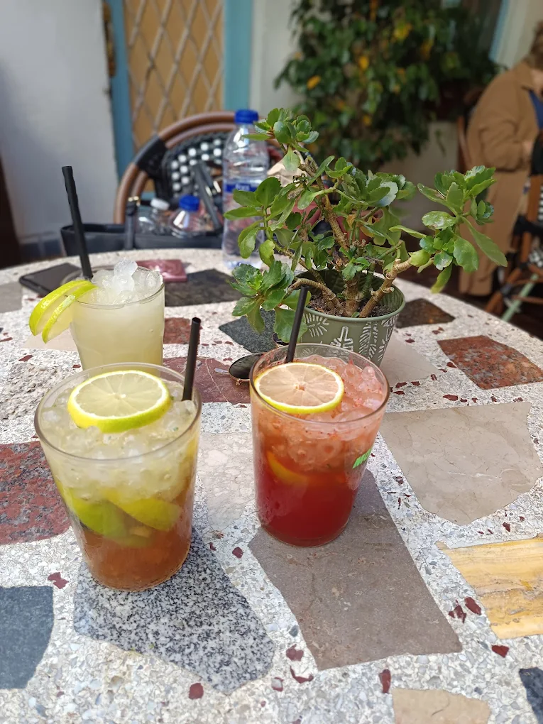 Tres mojitos en la terraza de Kohsi durante el happy hour