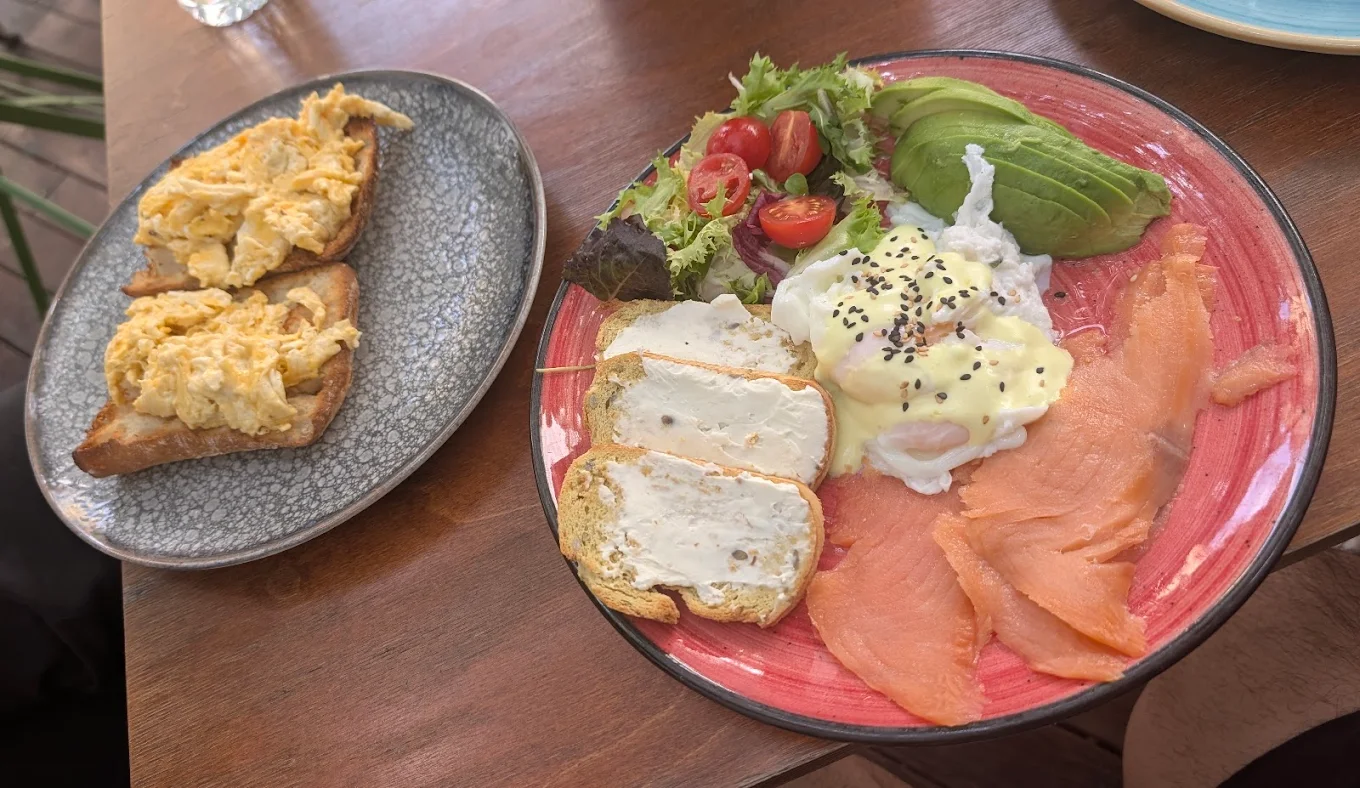 Huevos Benedict con salmón ahumado y aguacate