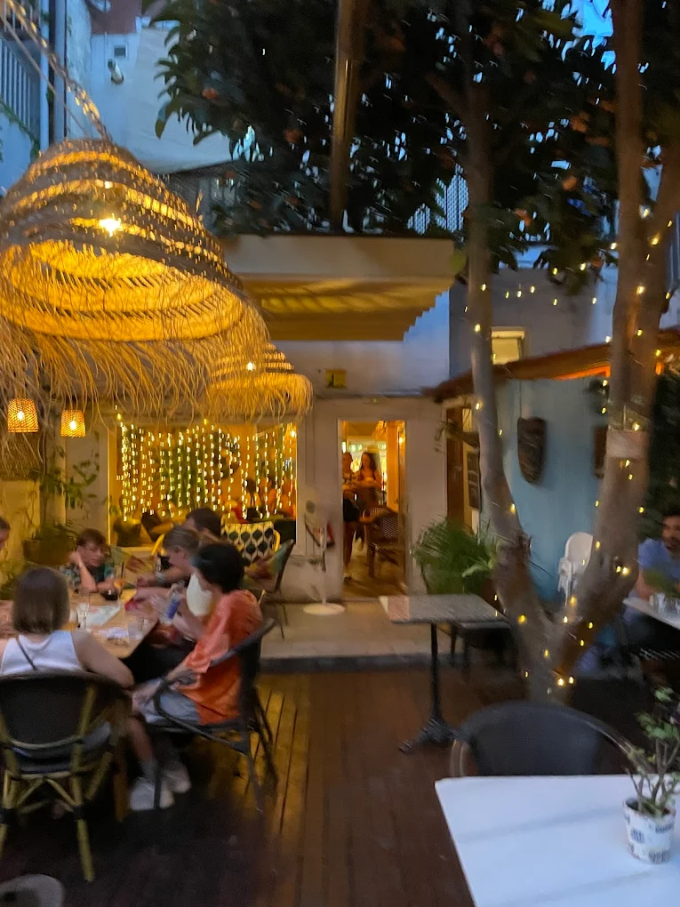 Jardín interior de Kohsi de noche con luces de hadas y árboles