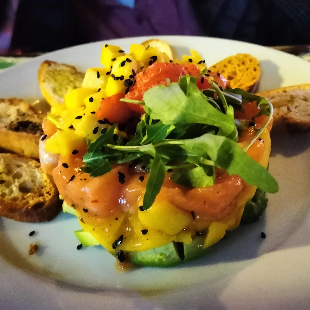 Tartar de salmón con mango y quinoa